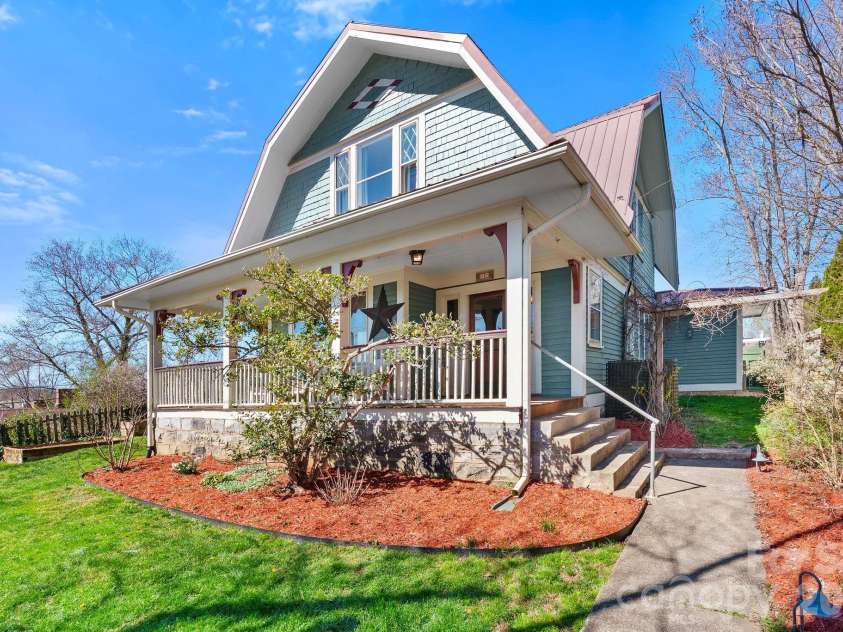 26 Chestnut Street, Asheville, NC 28801.  MLS# CAR4359066, YatesRealty ID 10093. 