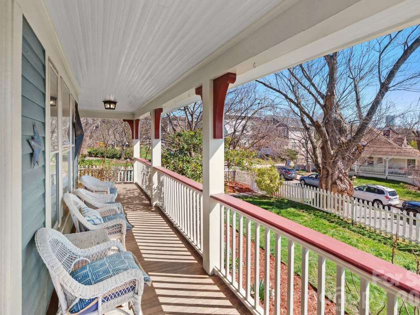 26 Chestnut Street, Asheville, NC 28801.  MLS# CAR4359066, YatesRealty ID 10093. 