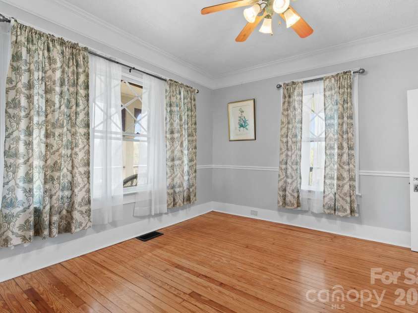 26 Chestnut Street, Asheville, NC 28801.  MLS# CAR4359066, YatesRealty ID 10093. 