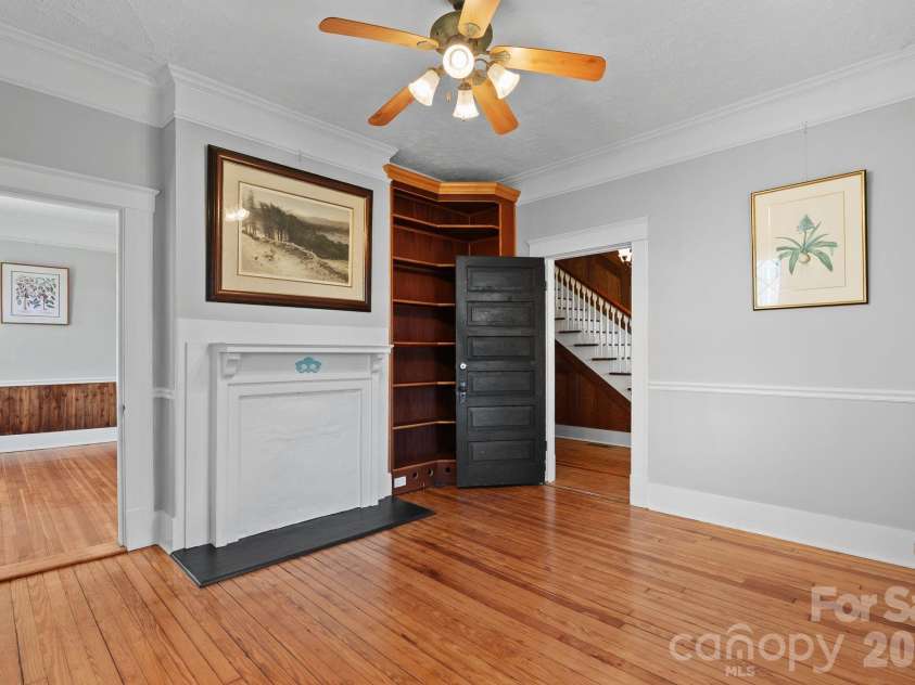 26 Chestnut Street, Asheville, NC 28801.  MLS# CAR4359066, YatesRealty ID 10093. 