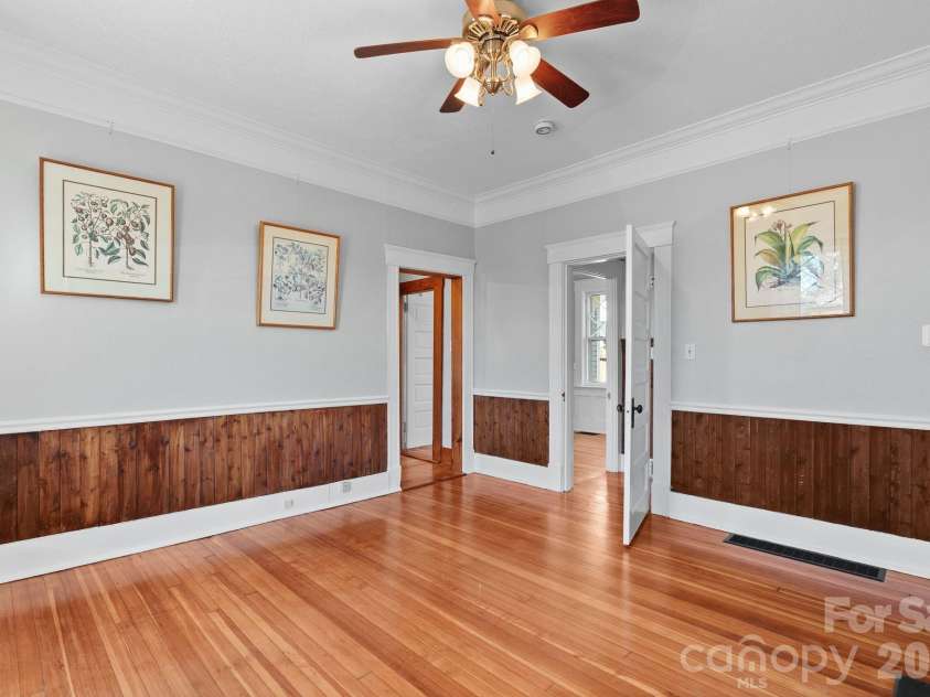 26 Chestnut Street, Asheville, NC 28801.  MLS# CAR4359066, YatesRealty ID 10093. 