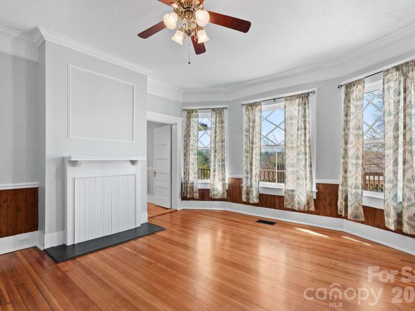 26 Chestnut Street, Asheville, NC 28801.  MLS# CAR4359066, YatesRealty ID 10093. 