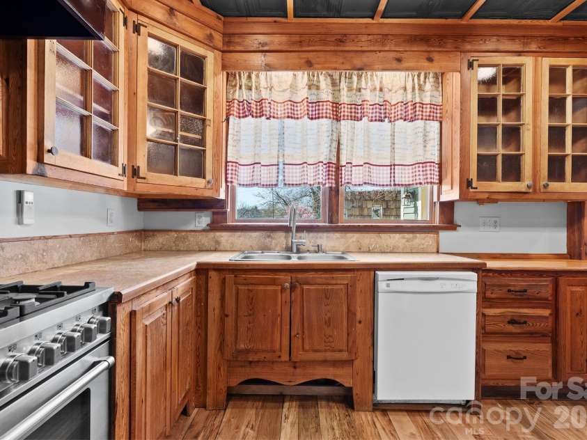26 Chestnut Street, Asheville, NC 28801.  MLS# CAR4359066, YatesRealty ID 10093. 