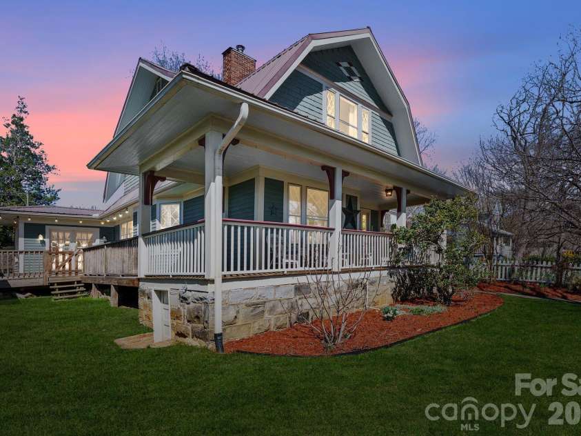 26 Chestnut Street, Asheville, NC 28801.  MLS# CAR4359066, YatesRealty ID 10093. 