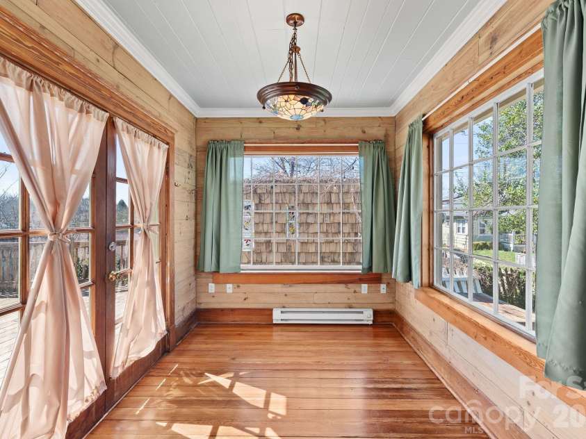 26 Chestnut Street, Asheville, NC 28801.  MLS# CAR4359066, YatesRealty ID 10093. 