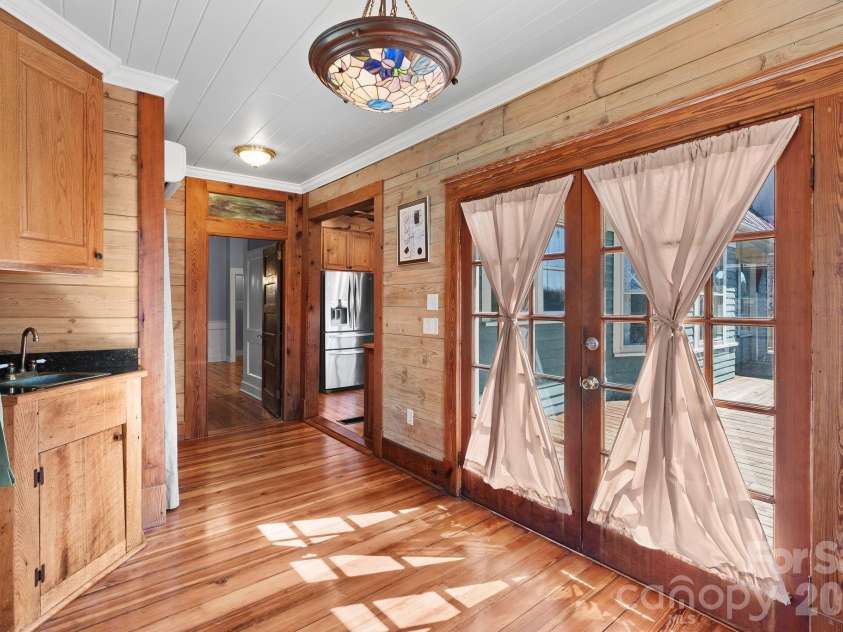 26 Chestnut Street, Asheville, NC 28801.  MLS# CAR4359066, YatesRealty ID 10093. 