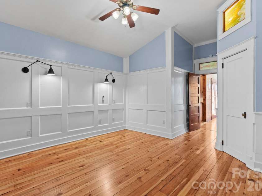26 Chestnut Street, Asheville, NC 28801.  MLS# CAR4359066, YatesRealty ID 10093. 