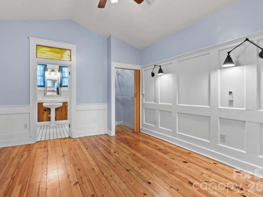 26 Chestnut Street, Asheville, NC 28801.  MLS# CAR4359066, YatesRealty ID 10093. 