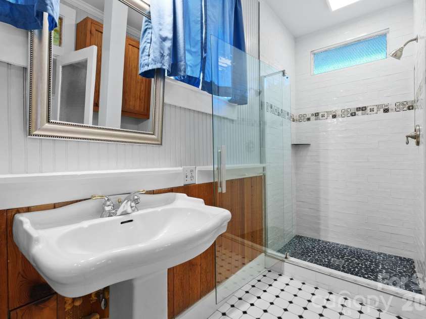 26 Chestnut Street, Asheville, NC 28801.  MLS# CAR4359066, YatesRealty ID 10093. 