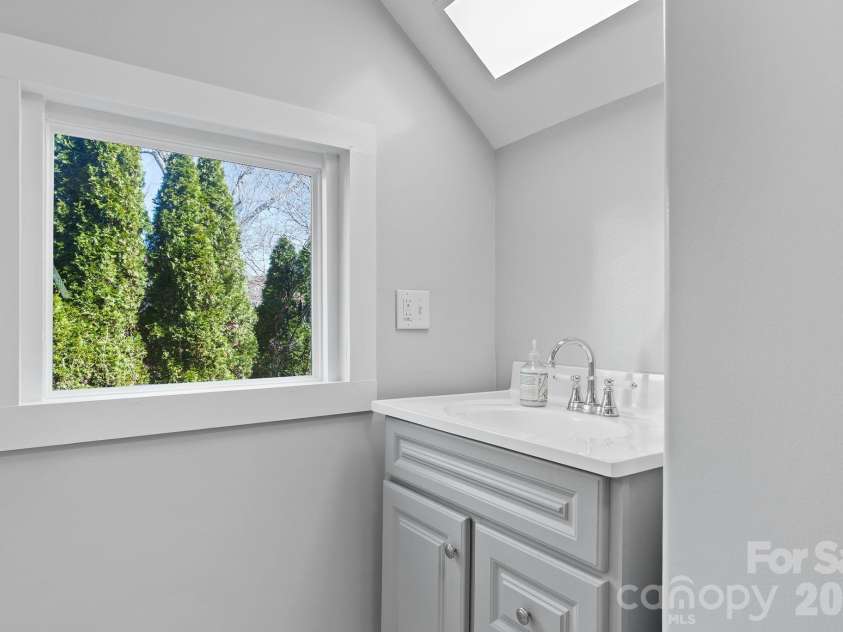 26 Chestnut Street, Asheville, NC 28801.  MLS# CAR4359066, YatesRealty ID 10093. 
