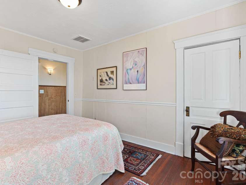 26 Chestnut Street, Asheville, NC 28801.  MLS# CAR4359066, YatesRealty ID 10093. 