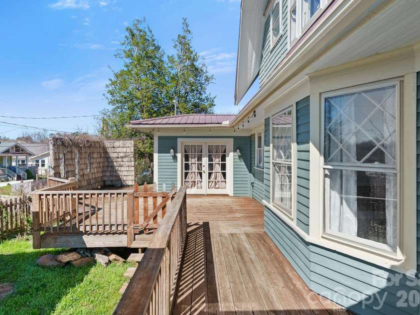 26 Chestnut Street, Asheville, NC 28801.  MLS# CAR4359066, YatesRealty ID 10093. 