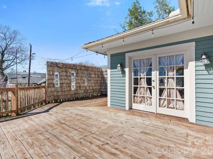 26 Chestnut Street, Asheville, NC 28801.  MLS# CAR4359066, YatesRealty ID 10093. 