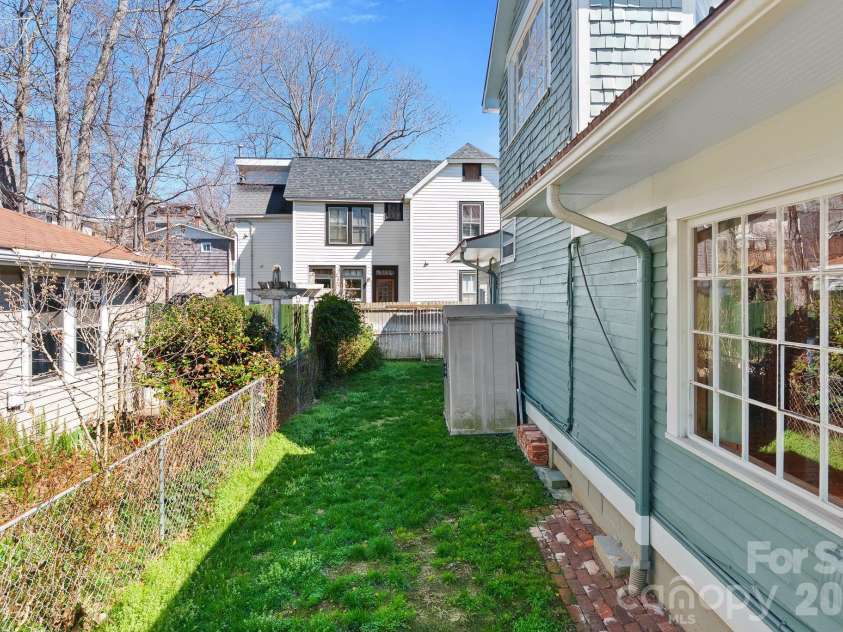 26 Chestnut Street, Asheville, NC 28801.  MLS# CAR4359066, YatesRealty ID 10093. 