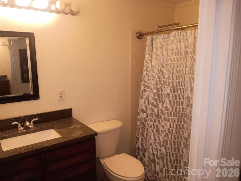 8443 Shiredale Lane, Charlotte, NC 28212.  MLS# CAR4331657, YatesRealty ID 10096. Full Bath Hallway