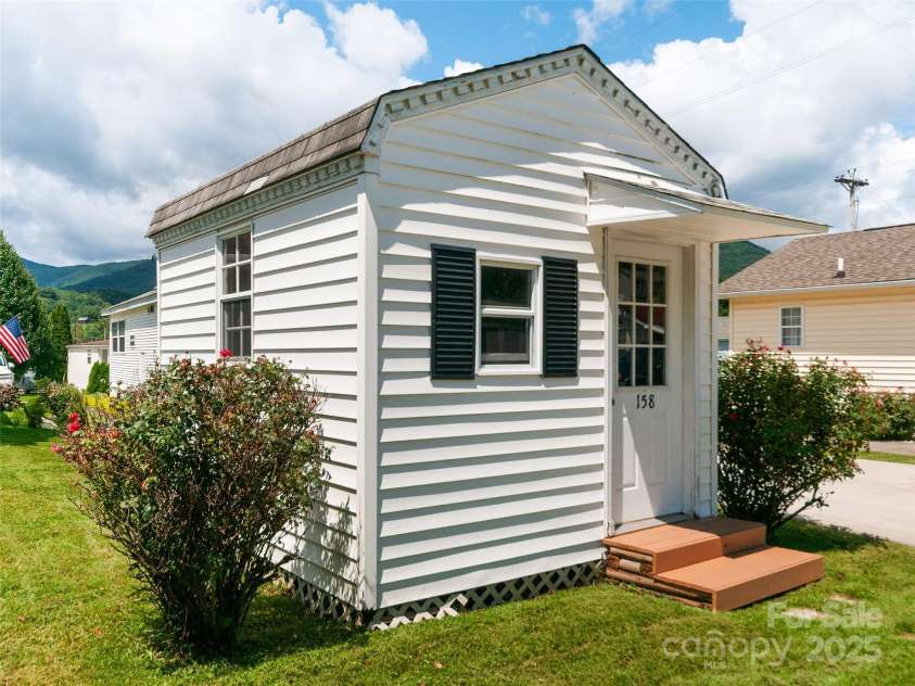 158 & 161 Summer Place Drive, Waynesville, NC 28785.  MLS# CAR4293767, YatesRealty ID 101. 