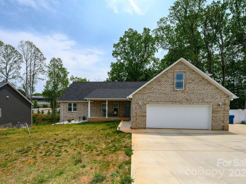 539 C Avenue, Maiden, NC 28650.  MLS# CAR4138036, YatesRealty ID 101. 