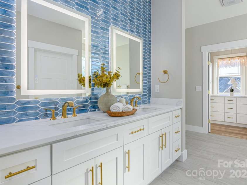 131 Dawn Mist Court, Hendersonville, NC 28791.  MLS# CAR4259597, YatesRealty ID 1010. Primary Bath