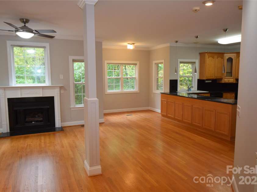 809 Pine Forest Road, Charlotte, NC 28214.  MLS# CAR4203407, YatesRealty ID 10103. Breakfast nook