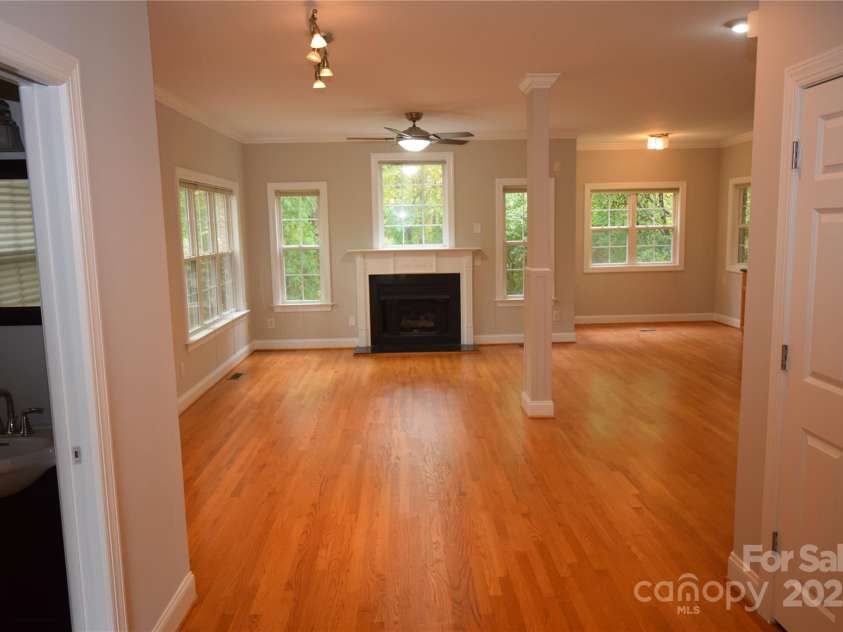 809 Pine Forest Road, Charlotte, NC 28214.  MLS# CAR4203407, YatesRealty ID 10103. Open great room
