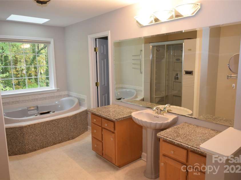 809 Pine Forest Road, Charlotte, NC 28214.  MLS# CAR4203407, YatesRealty ID 10103. Primary bath