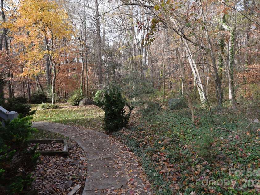 809 Pine Forest Road, Charlotte, NC 28214.  MLS# CAR4203407, YatesRealty ID 10103. Side path to deck and back yard.