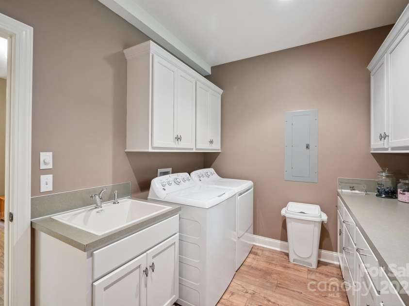 270 North Street, Salisbury, NC 28147.  MLS# CAR4260623, YatesRealty ID 10104. Oversized Laundry Room