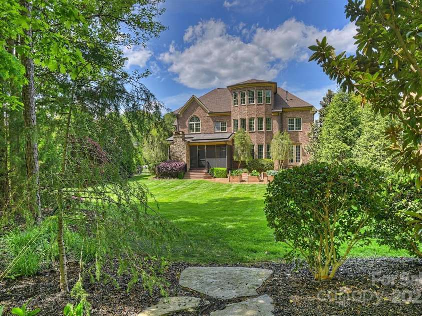 2001 Arundale Lane, Matthews, NC 28104.  MLS# CAR4248110, YatesRealty ID 10108. 