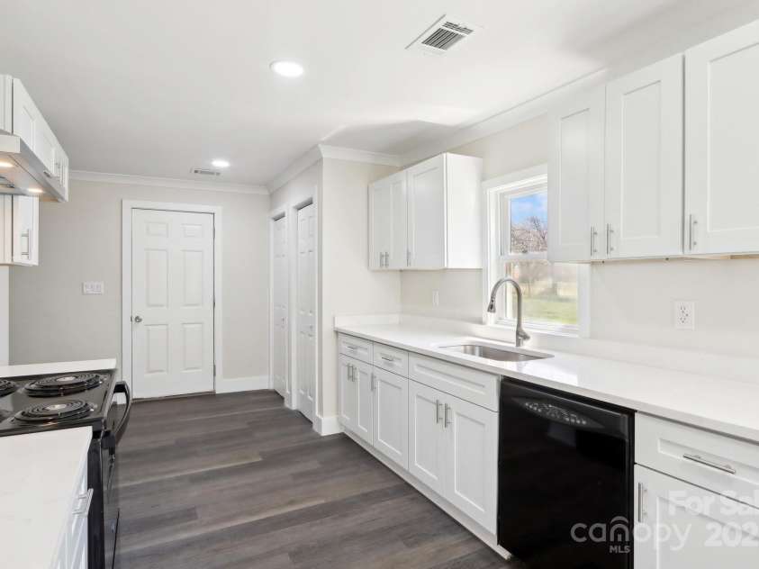 604 Rankin Avenue, Mount Holly, NC 28120.  MLS# CAR4237087, YatesRealty ID 10110. 