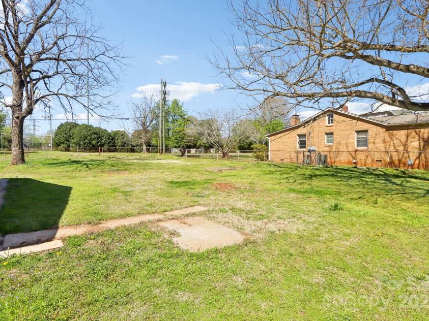 604 Rankin Avenue, Mount Holly, NC 28120.  MLS# CAR4237087, YatesRealty ID 10110. 