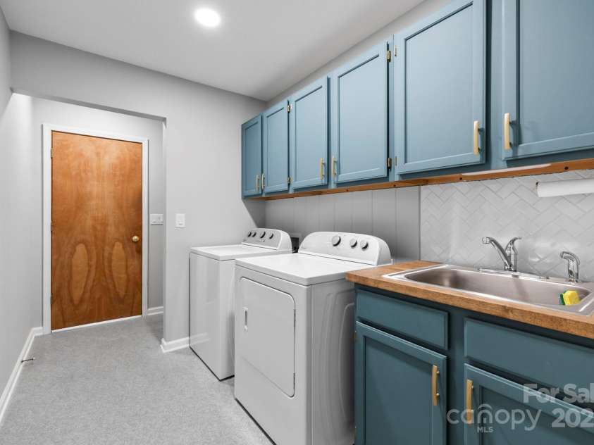 30 Hubbard Circle, Penrose, NC 28766.  MLS# CAR4231452, YatesRealty ID 10112. Oversized Laundry Room