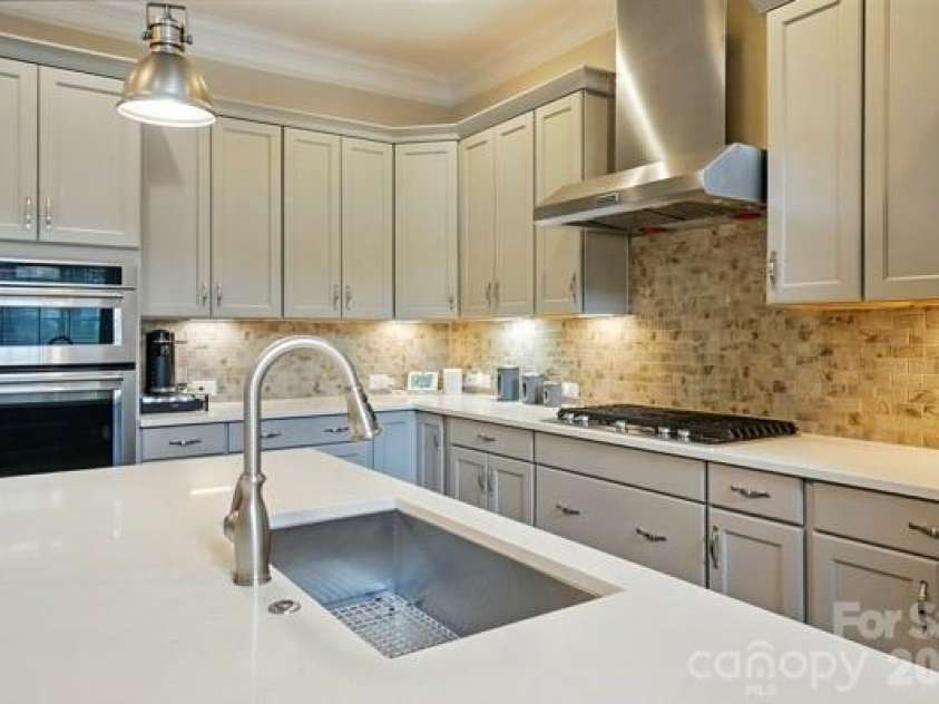 5107 Waldron Meadow Drive, Charlotte, NC 28226.  MLS# CAR4353378, YatesRealty ID 10117. 