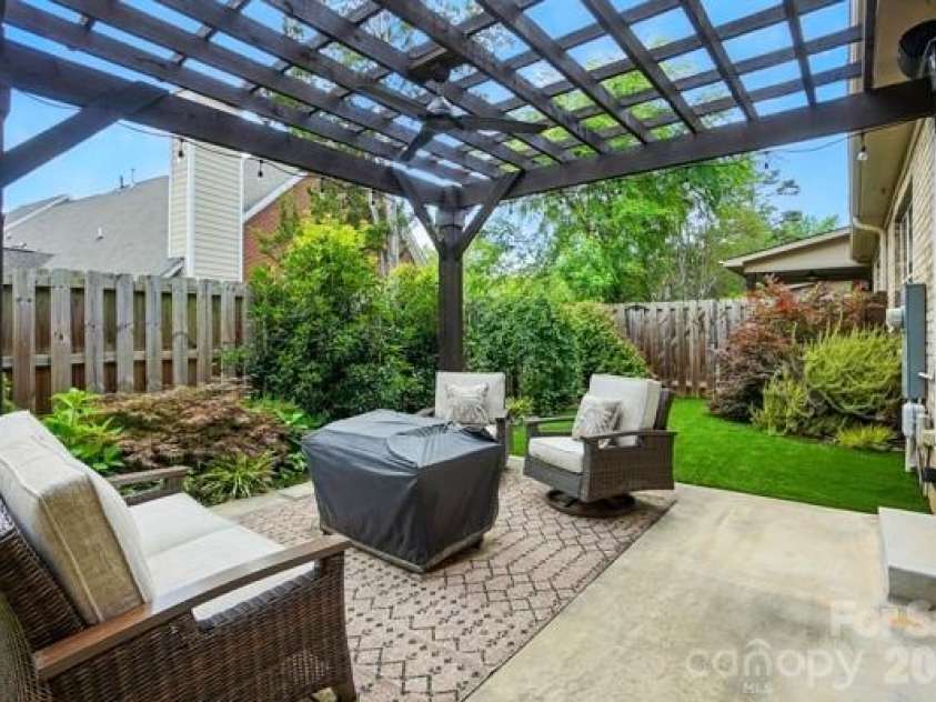 5107 Waldron Meadow Drive, Charlotte, NC 28226.  MLS# CAR4353378, YatesRealty ID 10117. 