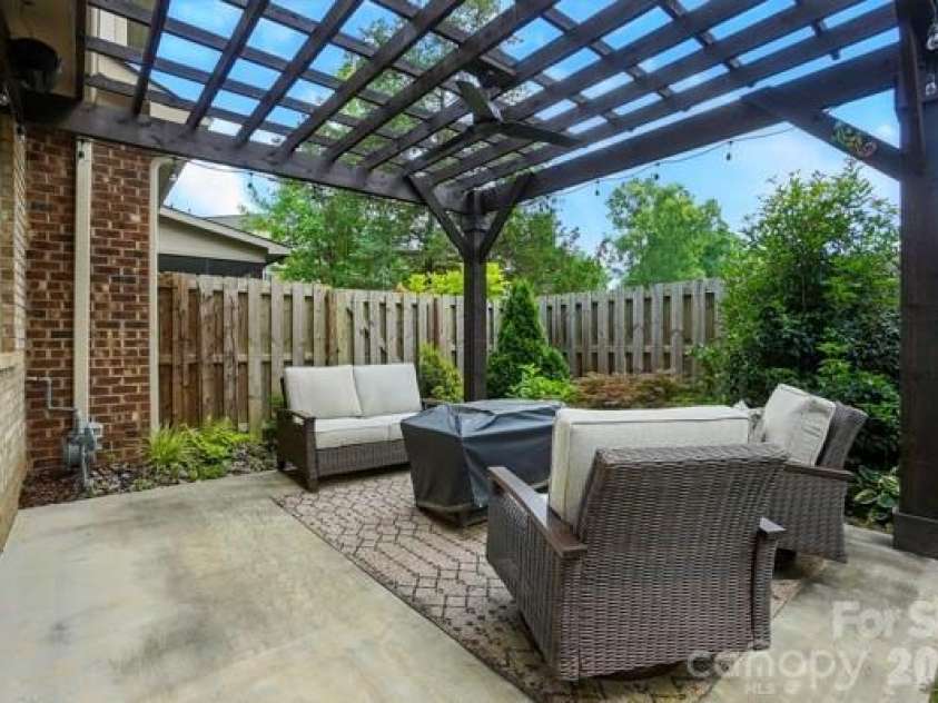 5107 Waldron Meadow Drive, Charlotte, NC 28226.  MLS# CAR4353378, YatesRealty ID 10117. 
