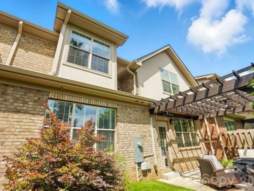 5107 Waldron Meadow Drive, Charlotte, NC 28226.  MLS# CAR4353378, YatesRealty ID 10117. 