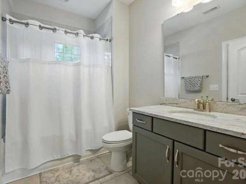 5107 Waldron Meadow Drive, Charlotte, NC 28226.  MLS# CAR4353378, YatesRealty ID 10117. Bathroom #2