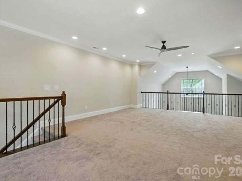 5107 Waldron Meadow Drive, Charlotte, NC 28226.  MLS# CAR4353378, YatesRealty ID 10117. Large Loft