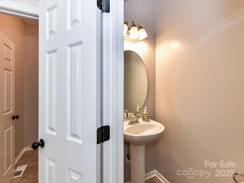 6005 Abergele Lane, Matthews, NC 28104.  MLS# CAR4250164, YatesRealty ID 10119. 