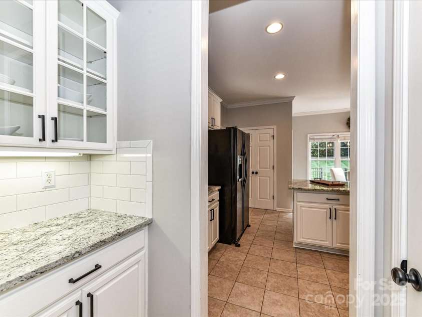 6005 Abergele Lane, Matthews, NC 28104.  MLS# CAR4250164, YatesRealty ID 10119. Butlers Pantry