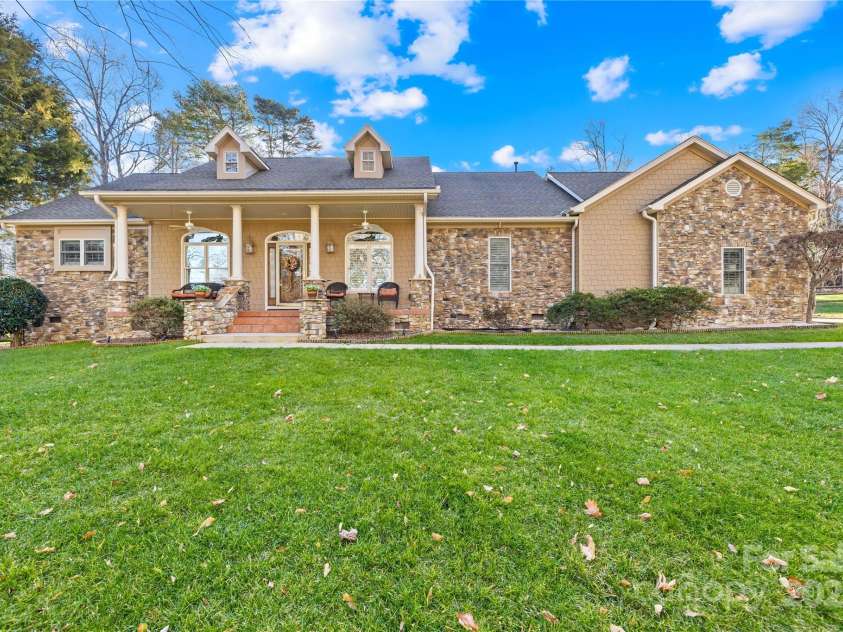 13924 Island Drive, Huntersville, NC 28078.  MLS# CAR4243799, YatesRealty ID 10120. 