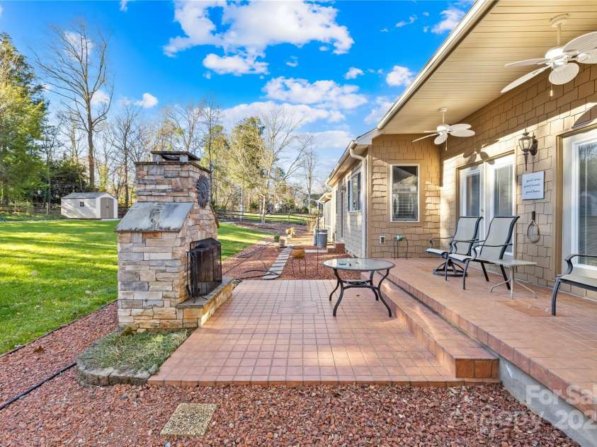 13924 Island Drive, Huntersville, NC 28078.  MLS# CAR4243799, YatesRealty ID 10120. 
