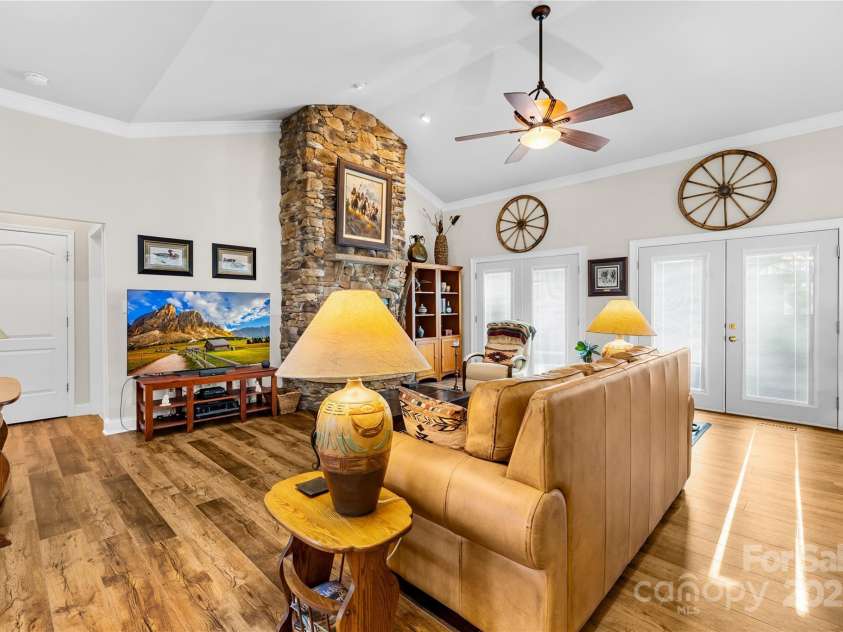 13924 Island Drive, Huntersville, NC 28078.  MLS# CAR4243799, YatesRealty ID 10120. 