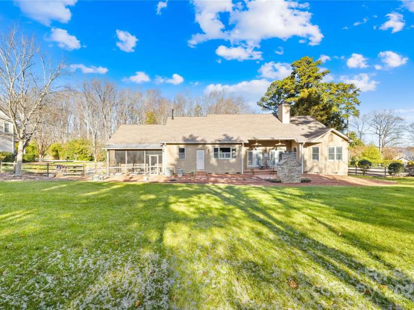 13924 Island Drive, Huntersville, NC 28078.  MLS# CAR4243799, YatesRealty ID 10120. 