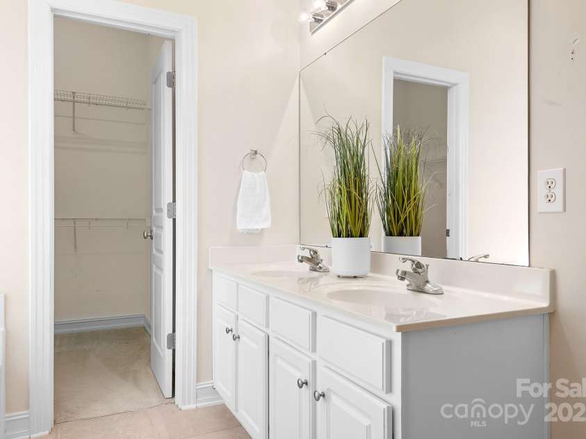 19221 Coachmans Trace, Cornelius, NC 28031.  MLS# CAR4241031, YatesRealty ID 10121. Ensuite primary bath is roomy with dual sinks, separate shower, garden tub, separate water closet and a walk in closet.