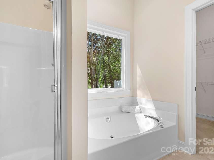 19221 Coachmans Trace, Cornelius, NC 28031.  MLS# CAR4241031, YatesRealty ID 10121. Garden tub in primary bath