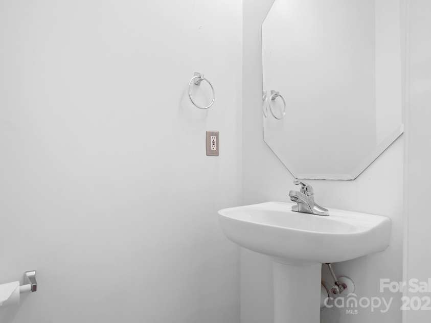 19221 Coachmans Trace, Cornelius, NC 28031.  MLS# CAR4241031, YatesRealty ID 10121. Half bath