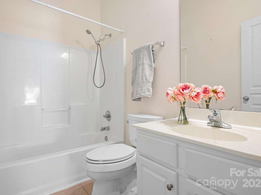 19221 Coachmans Trace, Cornelius, NC 28031.  MLS# CAR4241031, YatesRealty ID 10121. Hall bath