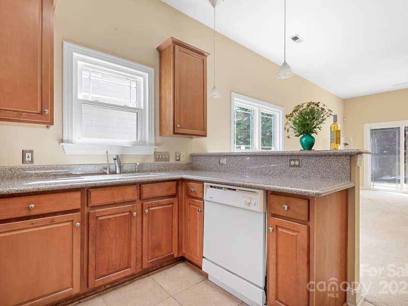 19221 Coachmans Trace, Cornelius, NC 28031.  MLS# CAR4241031, YatesRealty ID 10121. Kitchen