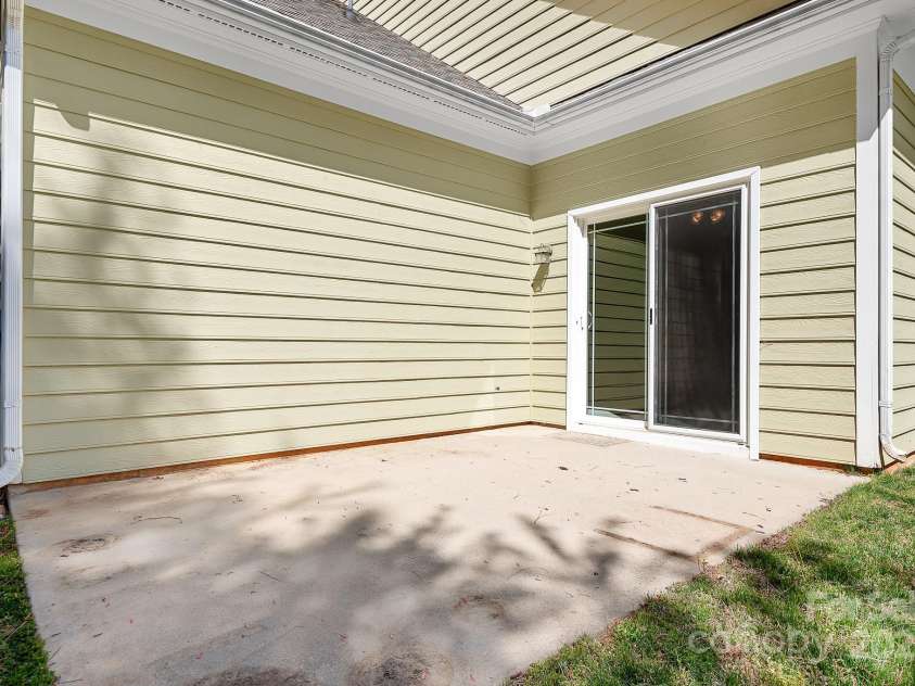 19221 Coachmans Trace, Cornelius, NC 28031.  MLS# CAR4241031, YatesRealty ID 10121. Rear patio off the great room