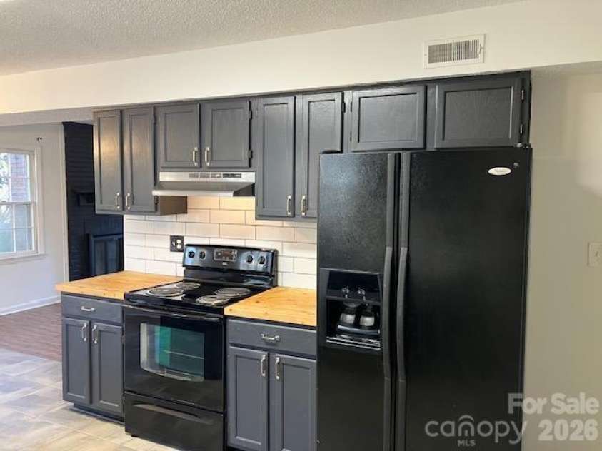 5324 Donnefield Drive, Charlotte, NC 28227.  MLS# CAR4358511, YatesRealty ID 10123. 